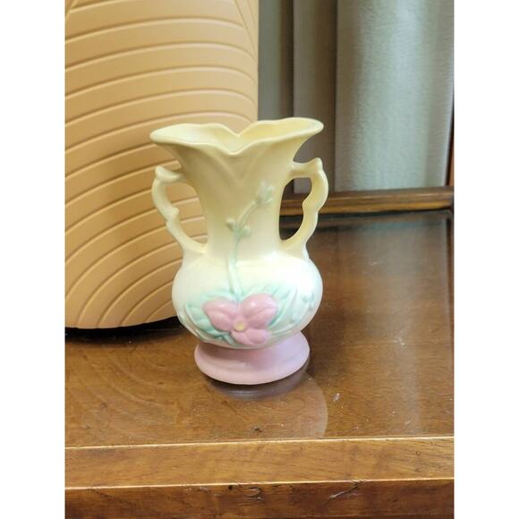 Vintage Hull Art Pottery Vase, Embossed Wildflower, Double Handle, W-1 5-1/2" - Picture 2 of 6